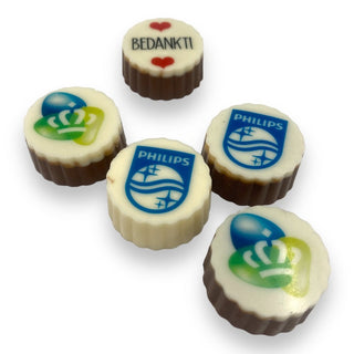 9 luxe bonbons met logo in gouden doosje - Macaronstore.nl