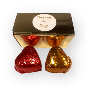 Gouden doosje met 2 hartjes bonbons - Dag van de Zorg - Macaronstore.nl