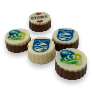 1 ambachtelijke bonbon met logo in verpakking (minimaal 45 stuks) - Macaronstore.nl