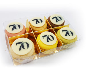 6 macarons met logo in transparant doosje (vanaf 10 doosjes) - Macaronstore.nl