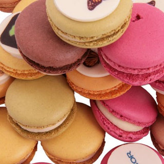 2 Macarons de Paris met logo in transparant doosje(vanaf 20 doosjes) - Macaronstore.nl